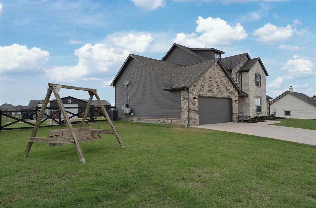 116 Spanish Moss Trail Rhome, TX 76078 - Photo 2 of 40 Front side view