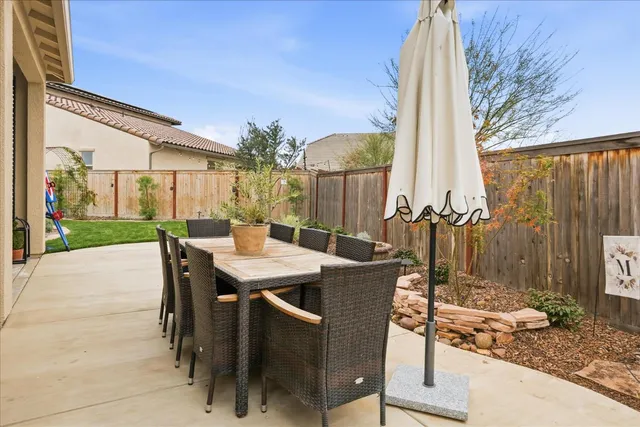 a view of a house with backyard and garden