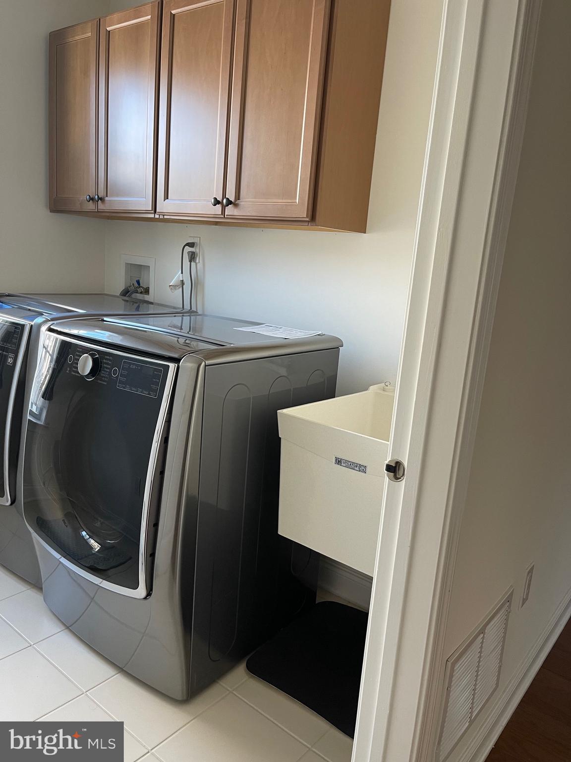 17 Peacock Way Princeton, NJ 08540 - Photo 29 of 44 a utility room with dryer and washer