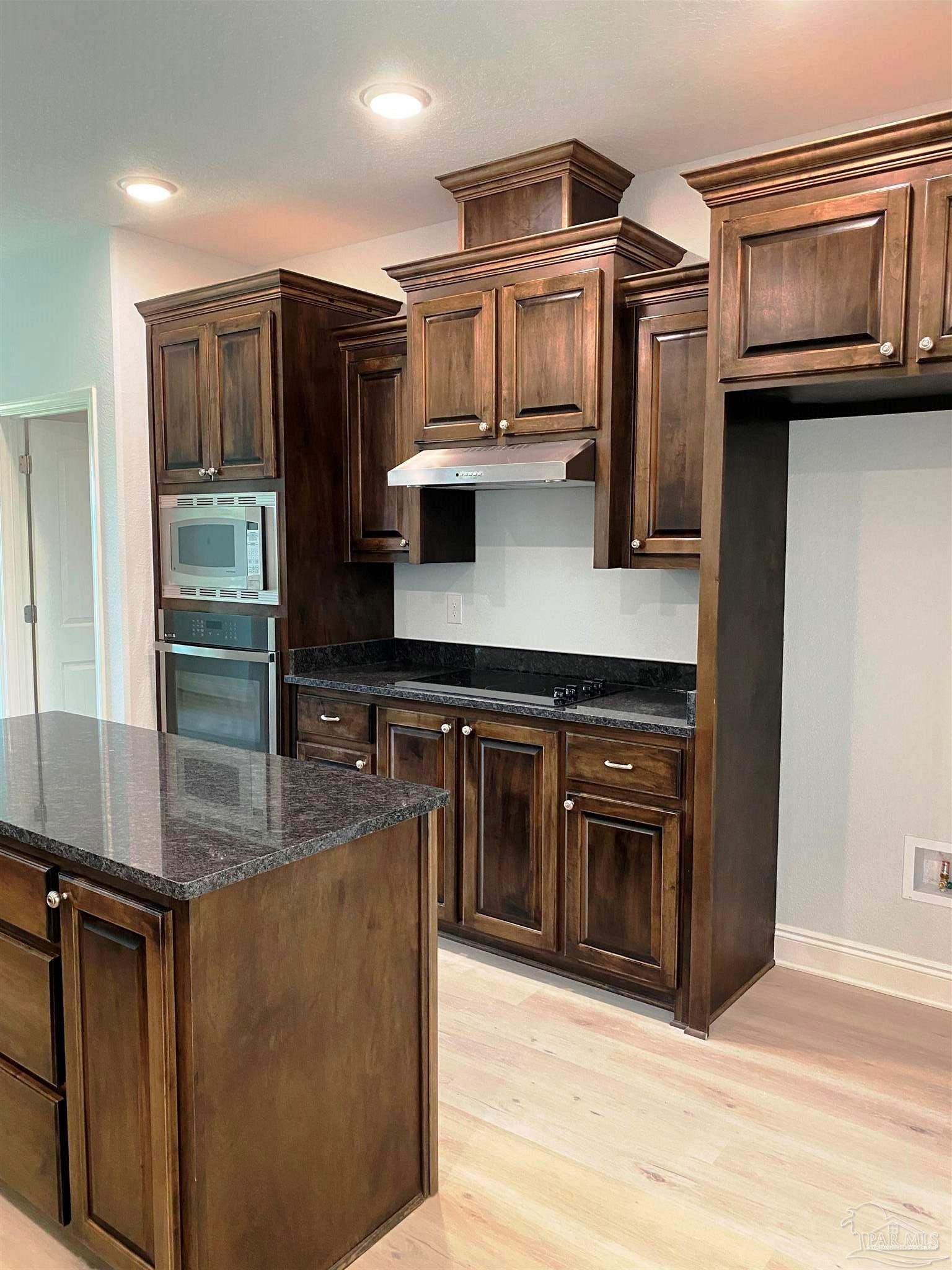 Kitchen features separate cooktop & wall oven.