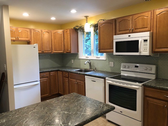 12 Everett Road Cranston, RI 02920 - Photo 7 of 21