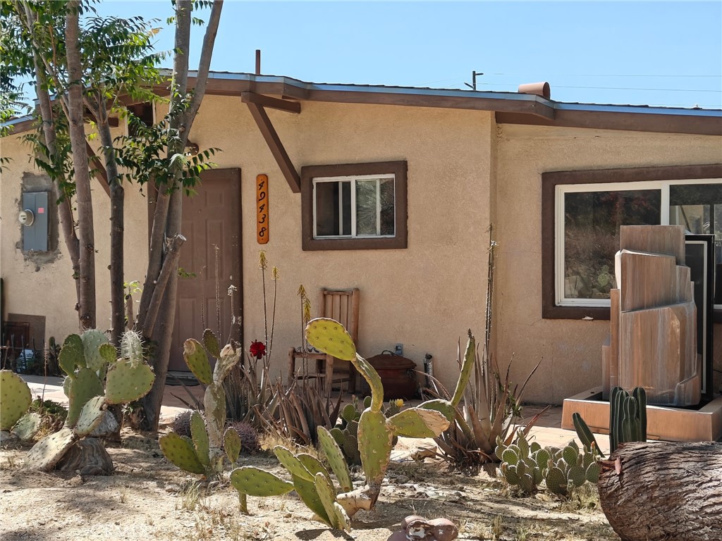 49438 Conejo Road Morongo Valley, CA 92256 - Photo 2 of 18 a view of entryway and hall yard