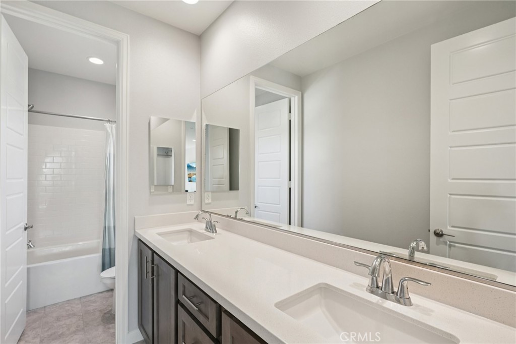 39470 Sagewood Temecula, CA 92591 - Photo 32 of 53 Double-sink secondary bathroom