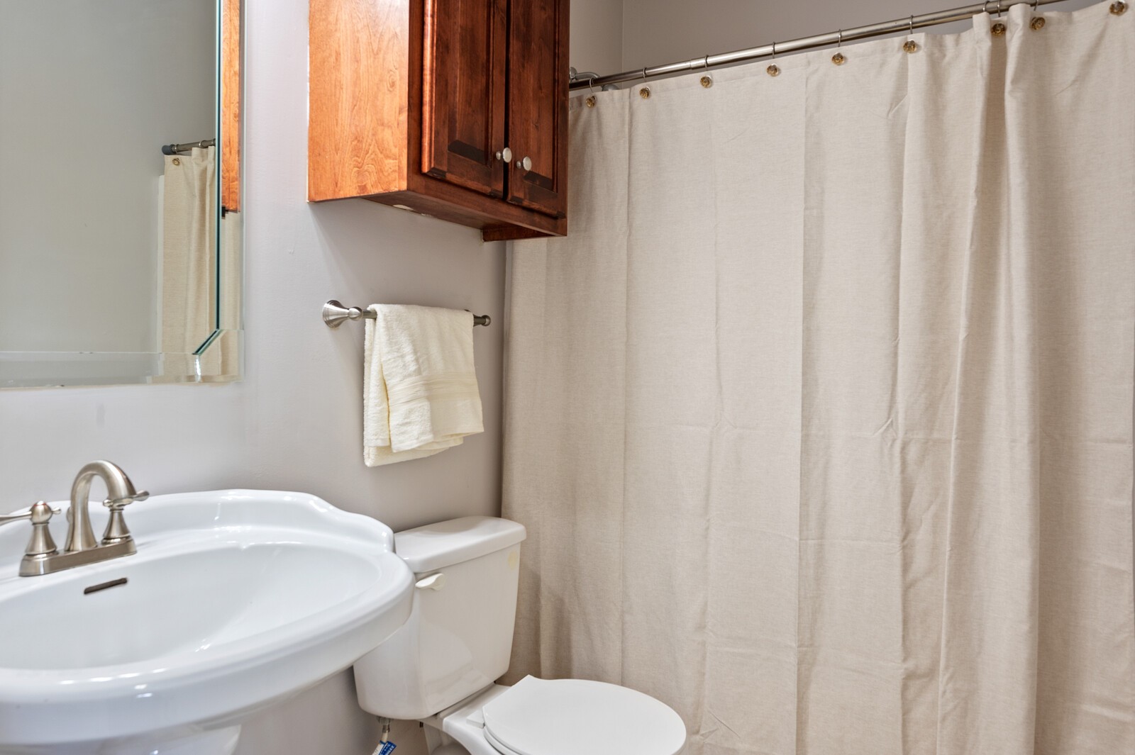 3036 Viewpointe Way Columbia, TN 38401 - Photo 27 of 35 a bathroom with a sink a toilet and a mirror