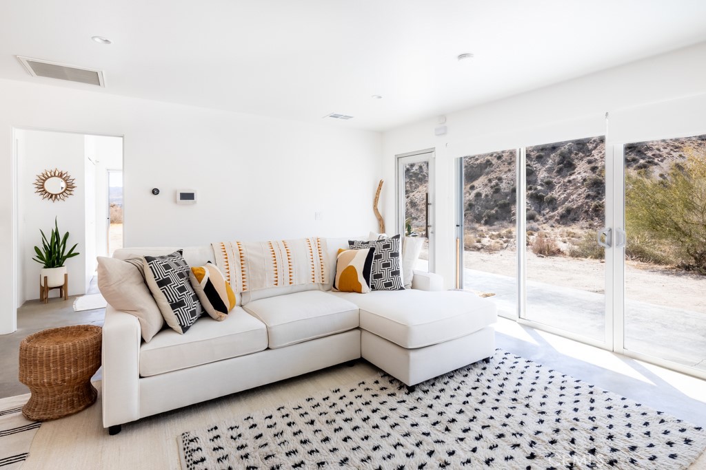 6595 Pioneertown Road Yucca Valley, CA 92284 - Photo 4 of 29