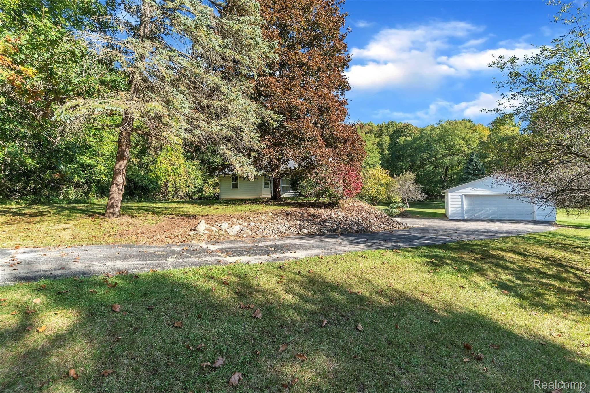 3200 Sexton Road Howell, MI 48843 - Photo 5 of 35 Private drive with mature trees
