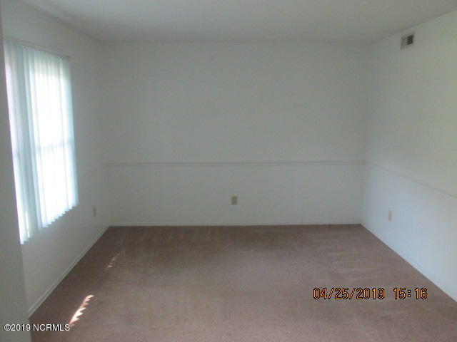 1606 RaceTrack Road New Bern, NC 28562 - Photo 5 of 15 Living Room