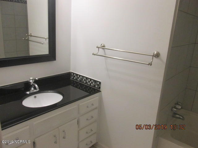 1606 RaceTrack Road New Bern, NC 28562 - Photo 10 of 15 Bathroom