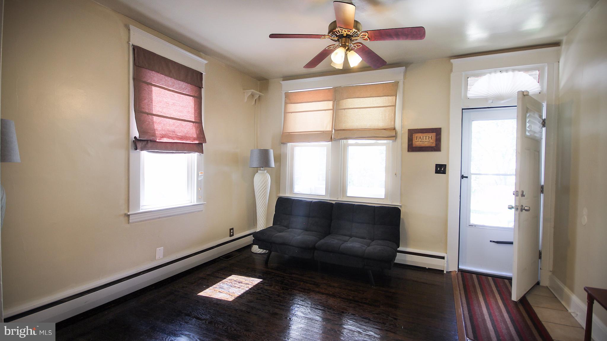 607 Orpington Road Baltimore, MD 21229 - Photo 3 of 24 Living Room