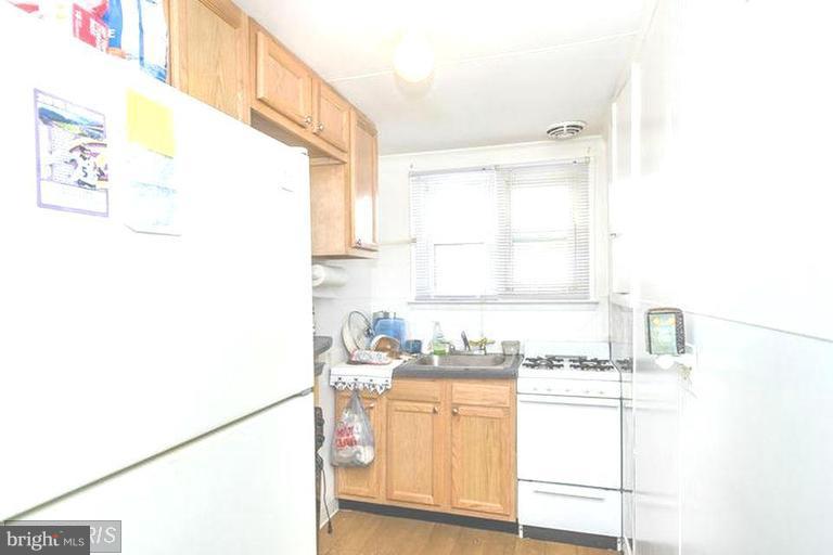 607 Orpington Road Baltimore, MD 21229 - Photo 22 of 24 3rd Level Kitchen