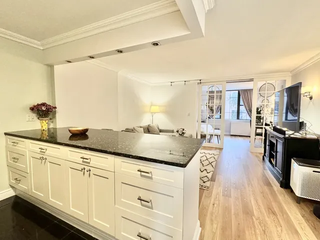 $6,000 | 222 West 14th Street, Unit 2H | West Village