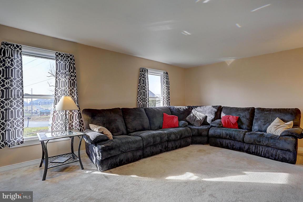 745 Holly Tree Road Manheim, PA 17545 - Photo 4 of 34
