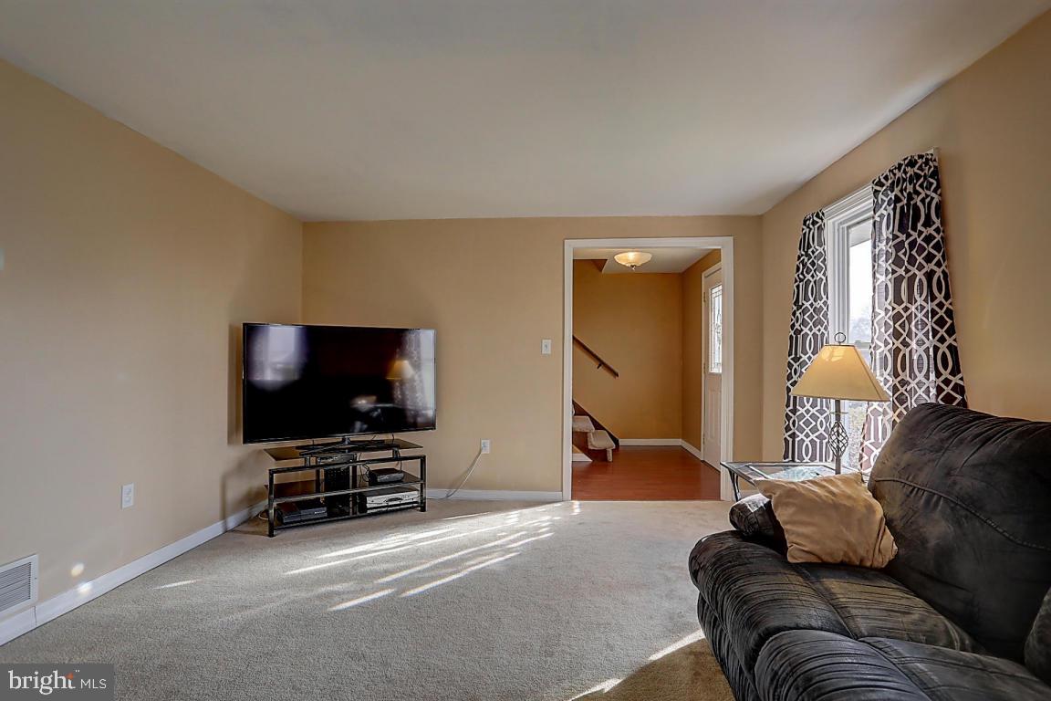 745 Holly Tree Road Manheim, PA 17545 - Photo 5 of 34