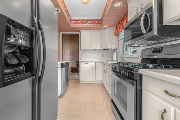 $429,900 | 2038 Ash Te Wette Beach Drive, Hillsdale, MI 49242
