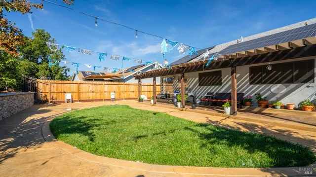 a view of a backyard