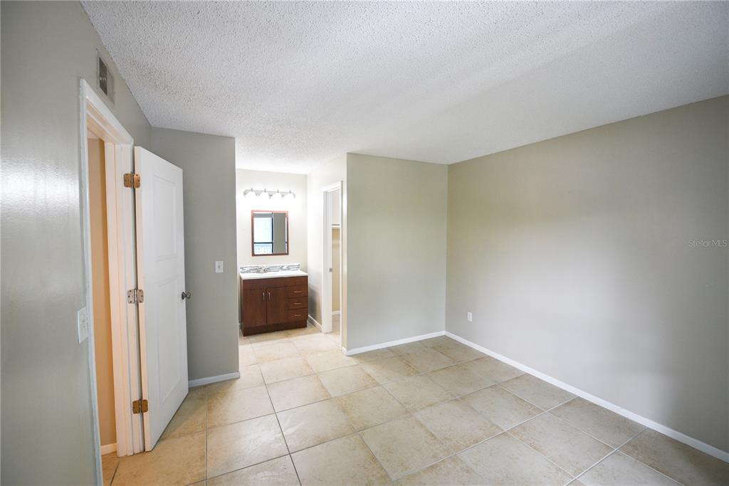 455 Alt 19, Unit 92 Palm Harbor, FL 34683 - Photo 6 of 19 a view of an empty room and window