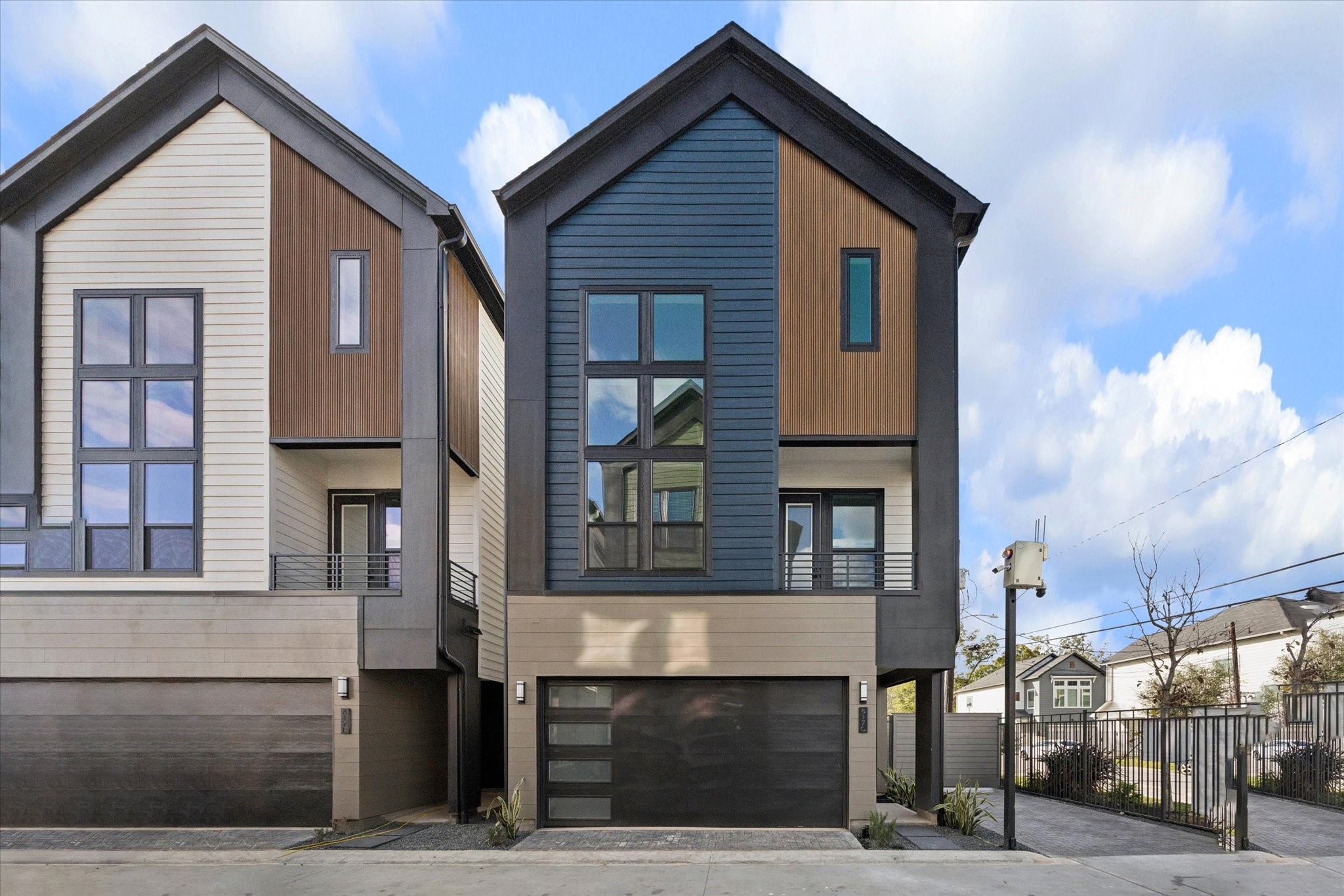 Welcome to Thornton Oaks - a prime location bordering Oak
Forest, Garden Oaks & the Heights! This 26 home community is located near major thoroughfares, dining,
entertainment and more! Inviting gated entry and private walkways create a peaceful, secure community feel.