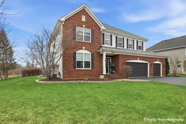 $575,000 | 2275 Walnut Glen Boulevard, Island Lake, IL 60042