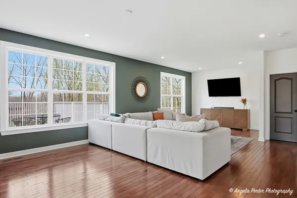 $575,000 | 2275 Walnut Glen Boulevard, Island Lake, IL 60042