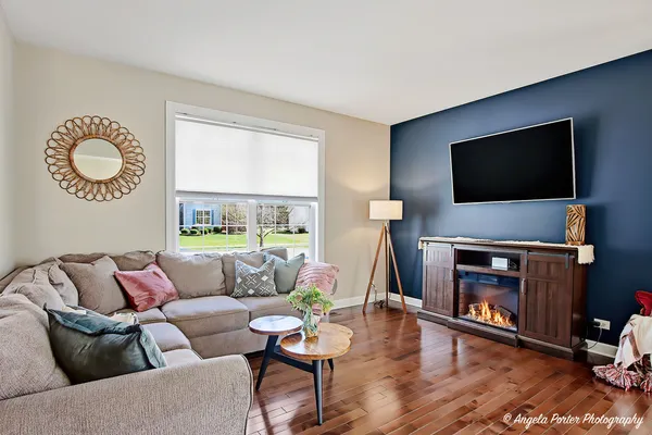 $575,000 | 2275 Walnut Glen Boulevard, Island Lake, IL 60042