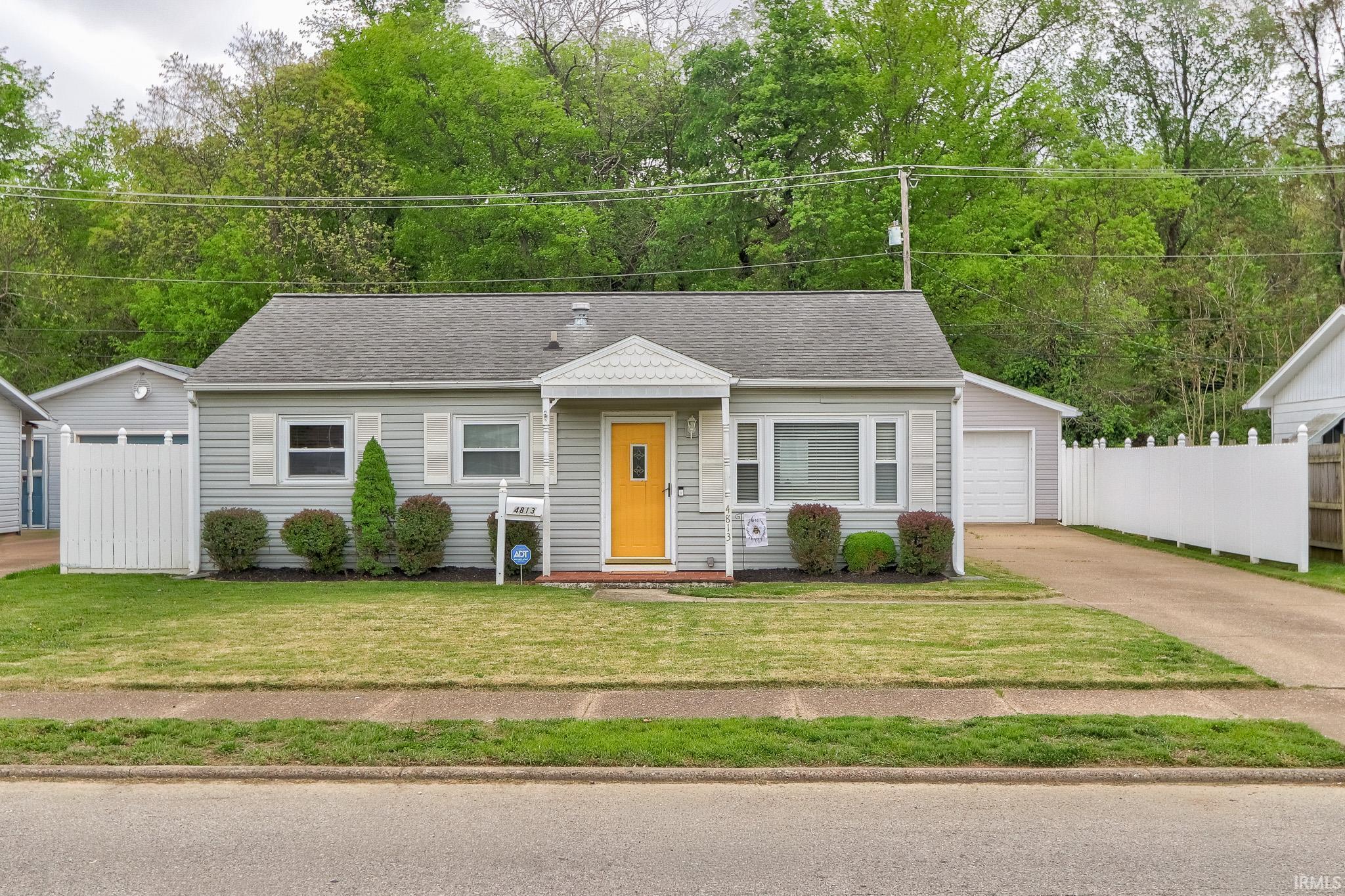 4813 Stratford Road Evansville, IN 47710 - Photo 1 of 35