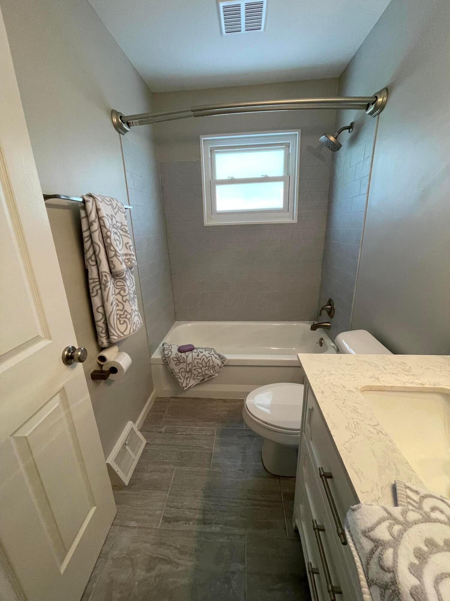 2832 Hillgate Road Columbus, OH 43207 - Photo 13 of 35 2832 Hillgate Bath 2
