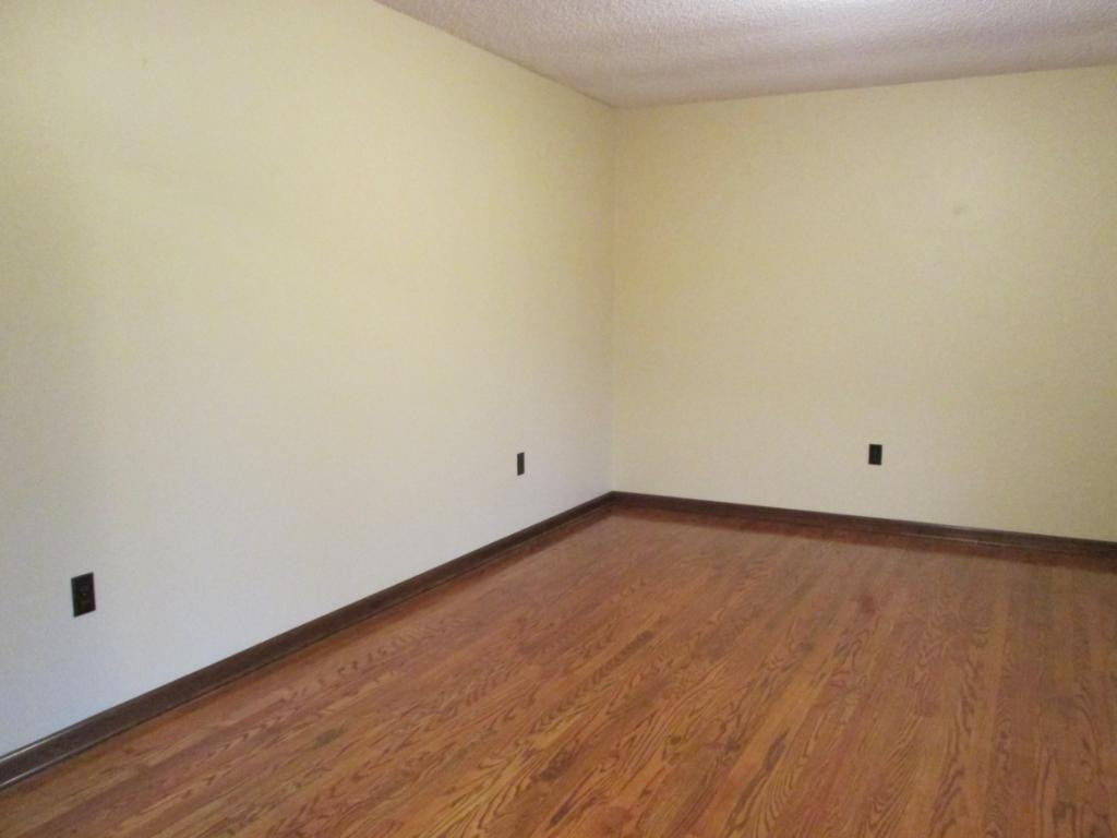324 Booher Road Bristol, VA 24201 - Photo 3 of 36 Living room whardwood floors