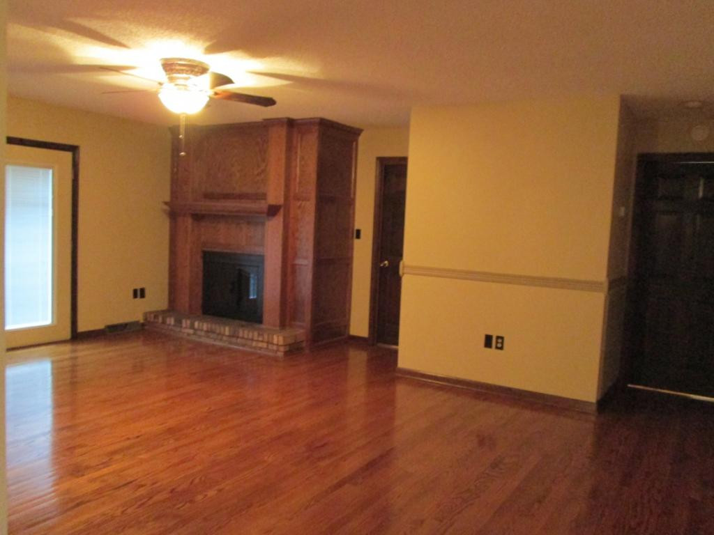 324 Booher Road Bristol, VA 24201 - Photo 10 of 36 Large family room wfireplace
