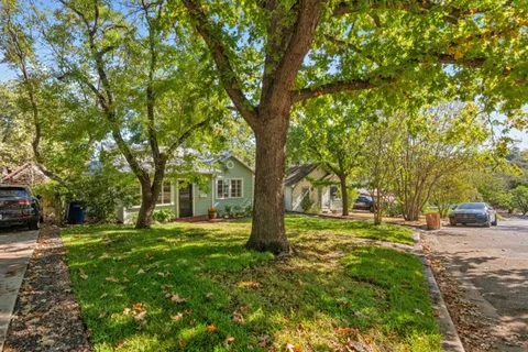 a view of yard with trees