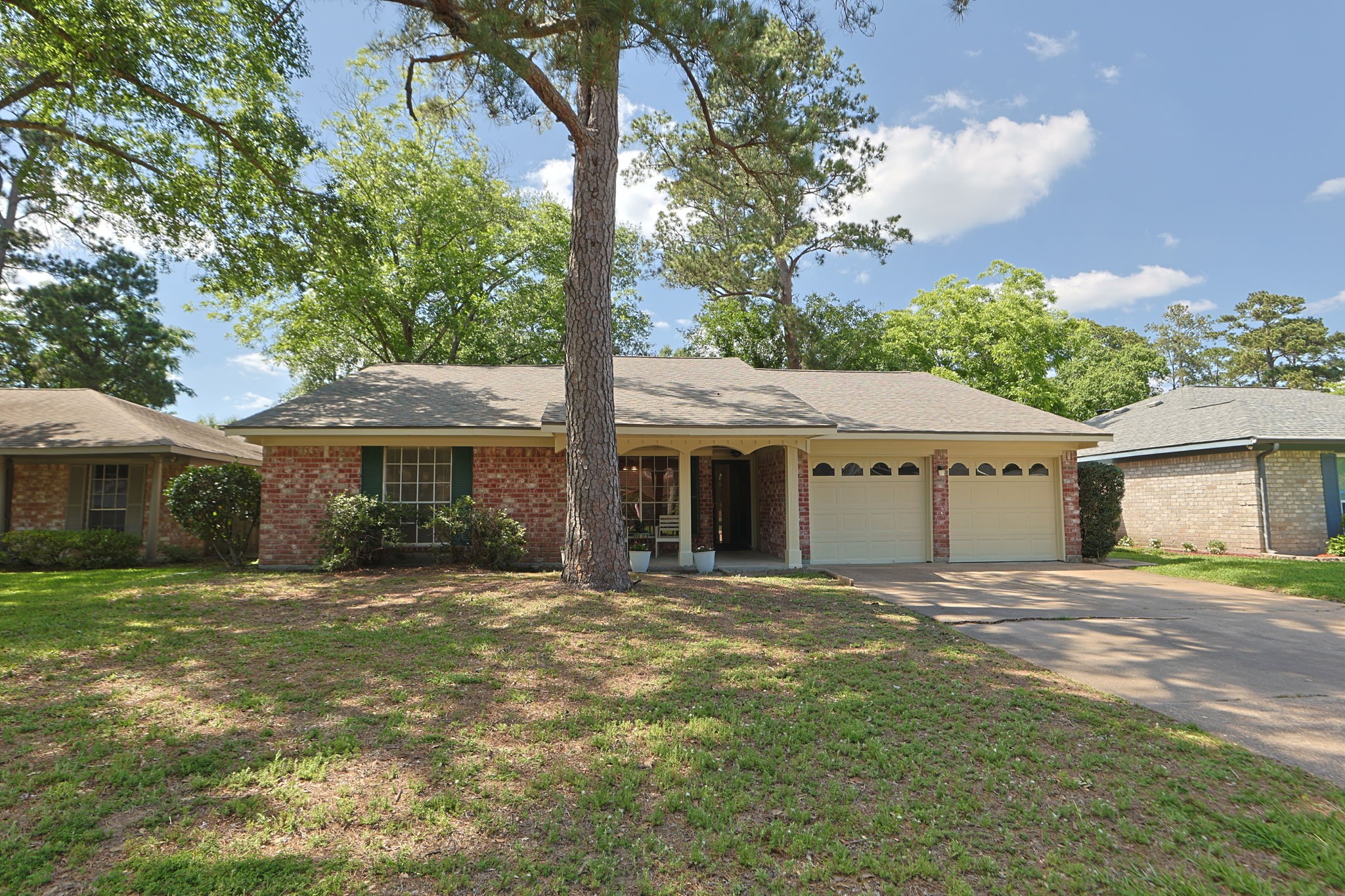 9618 Rannock Way Spring, TX 77379 - Photo 2 of 24 a front view of a house with a garden