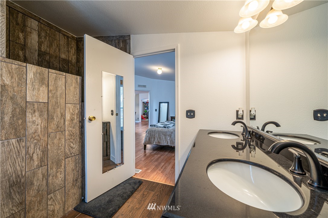 25 Caudill Road Omak, WA 98841 - Photo 14 of 40 a bathroom with a sink and a mirror