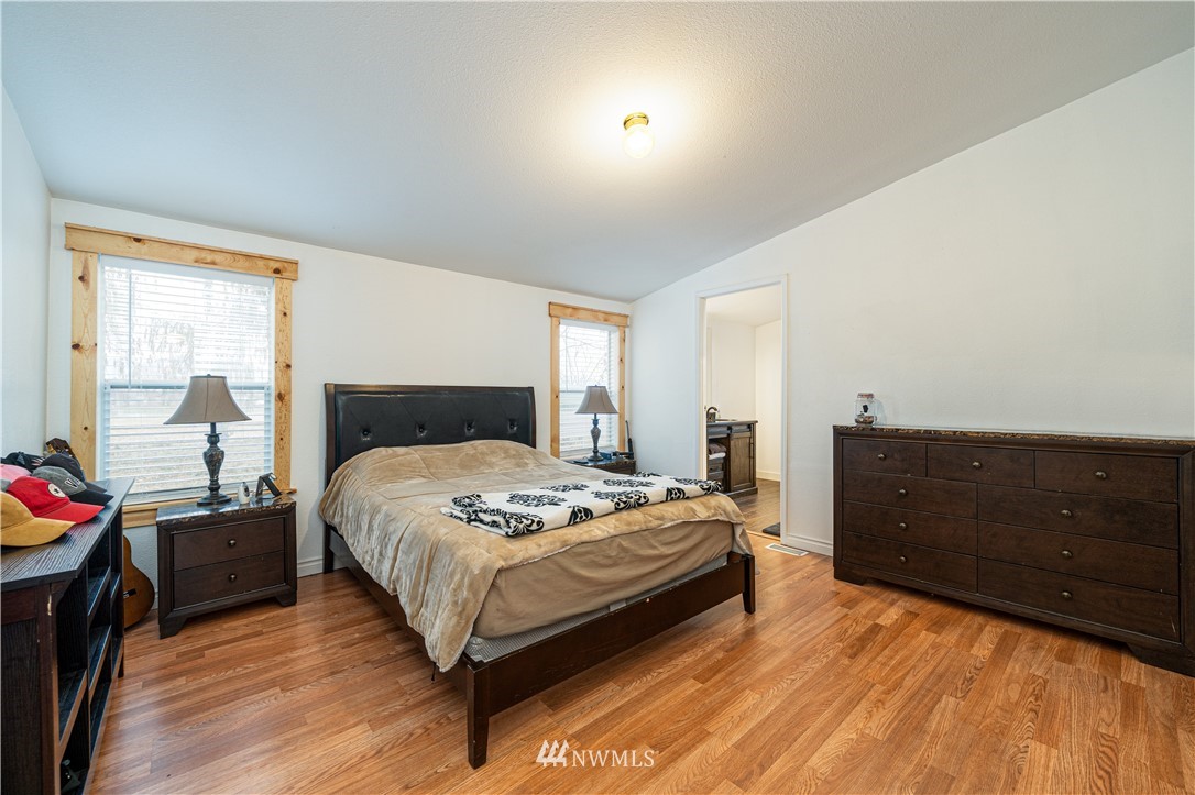 25 Caudill Road Omak, WA 98841 - Photo 21 of 40 a bedroom with a bed and a dresser