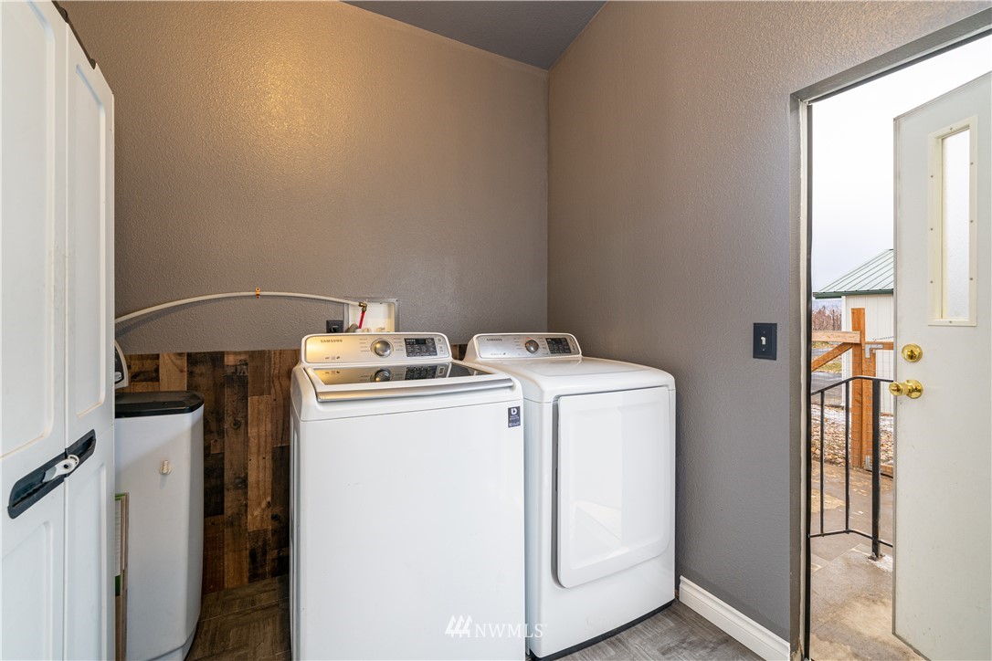 25 Caudill Road Omak, WA 98841 - Photo 23 of 40 a utility room with dryer and washer