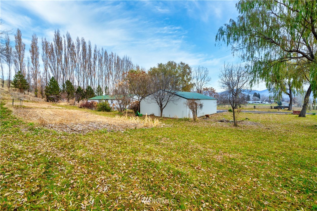 25 Caudill Road Omak, WA 98841 - Photo 36 of 40 a garden with trees in front of it
