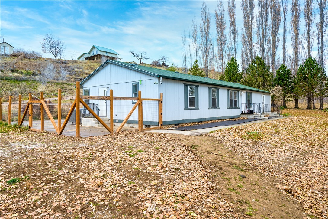 25 Caudill Road Omak, WA 98841 - Photo 6 of 40 a house view with wooden fence