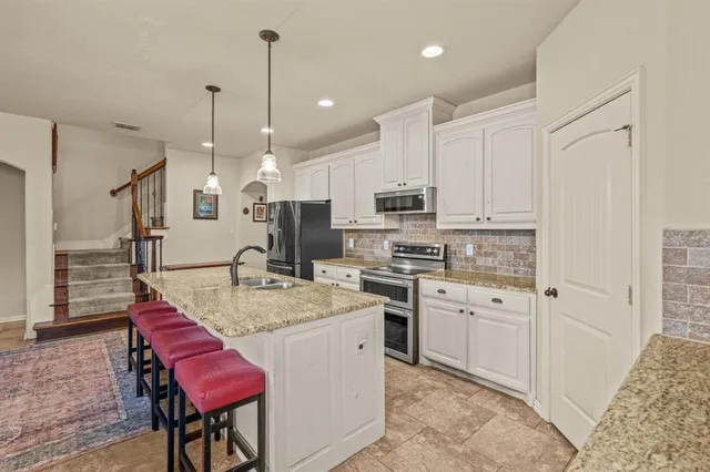 $428,000 | 108 Bosque Court, Azle, TX 76020