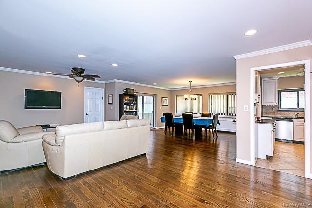 21 Canterbury Road Great Neck, NY 11021 - Photo 5 of 28