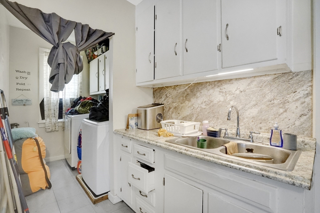 1584 Dwight Street Springfield, MA 01107 - Photo 22 of 40