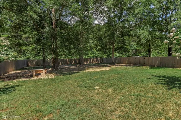 a view of a back yard