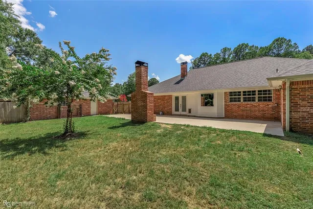 a view of a house with a backyard