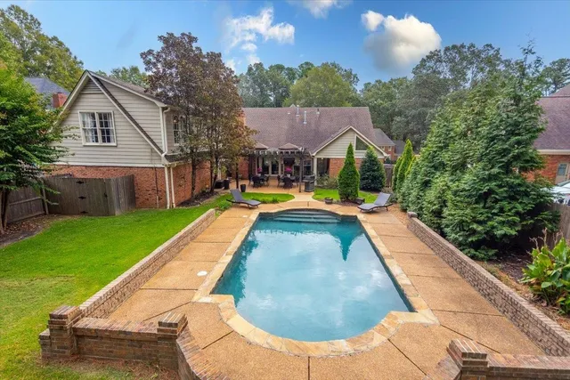 a view of a house with a backyard