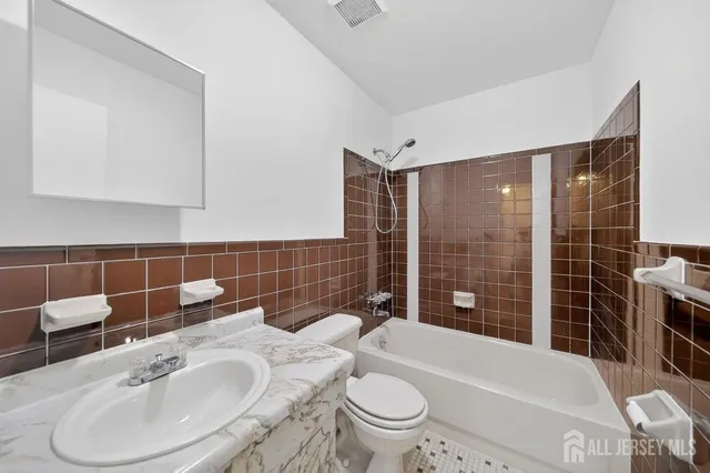 $429,000 | 21 Highview Drive, Woodbridge, NJ 07095