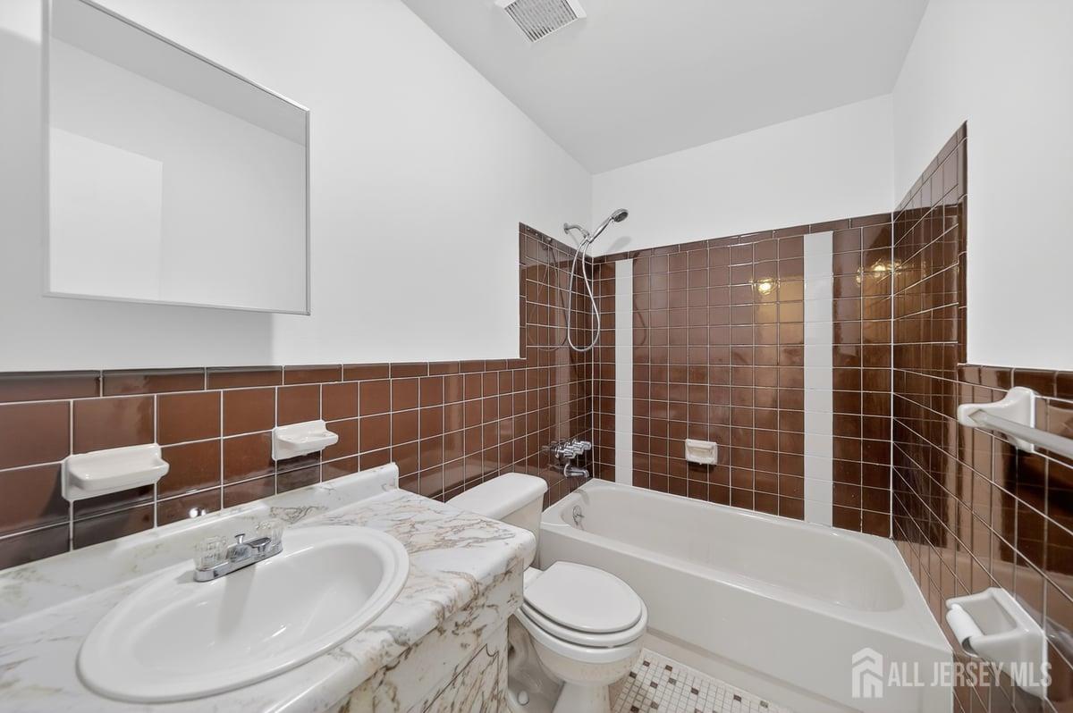 21 Highview Drive Woodbridge, NJ 07095 - Photo 18 of 37