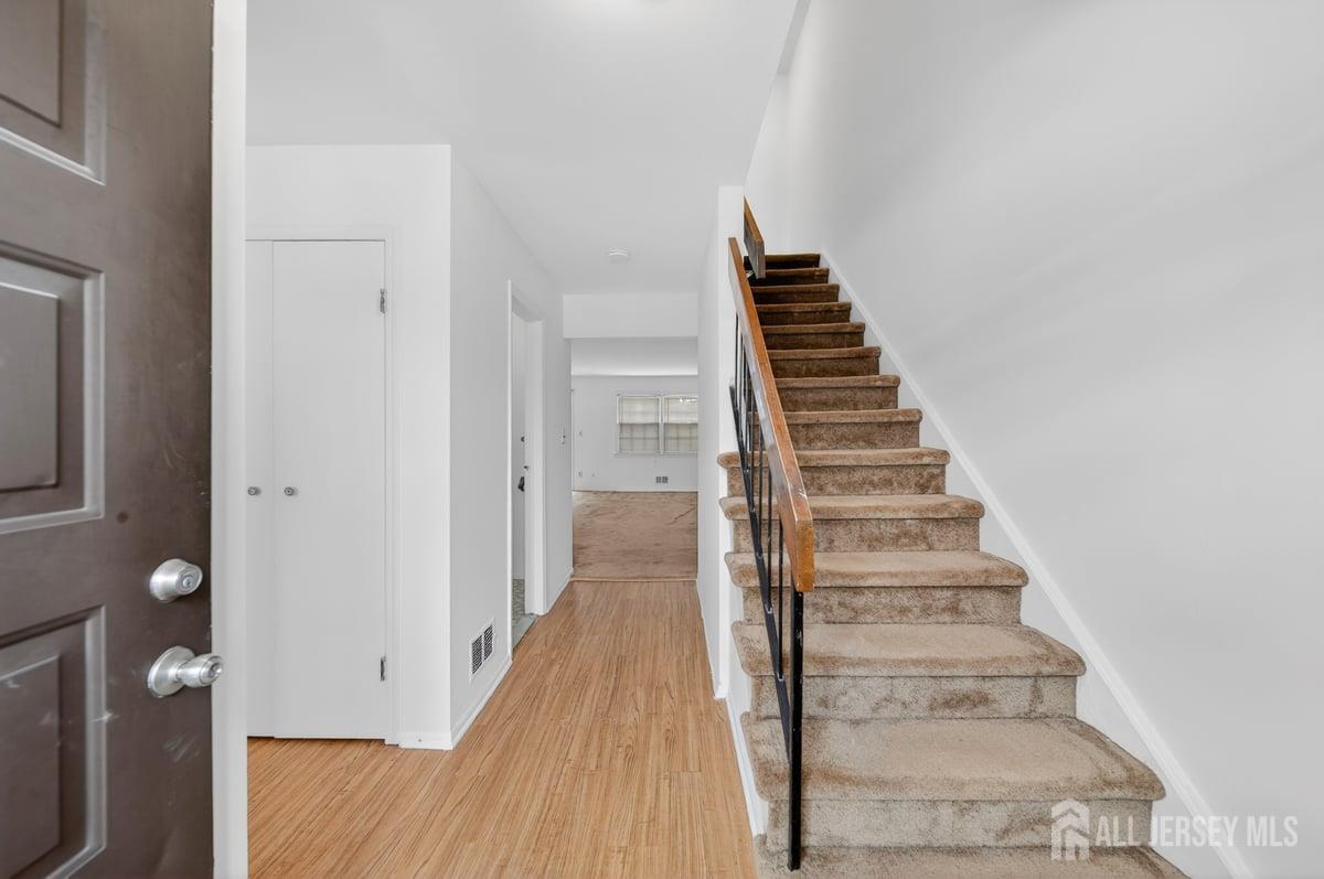 21 Highview Drive Woodbridge, NJ 07095 - Photo 4 of 37