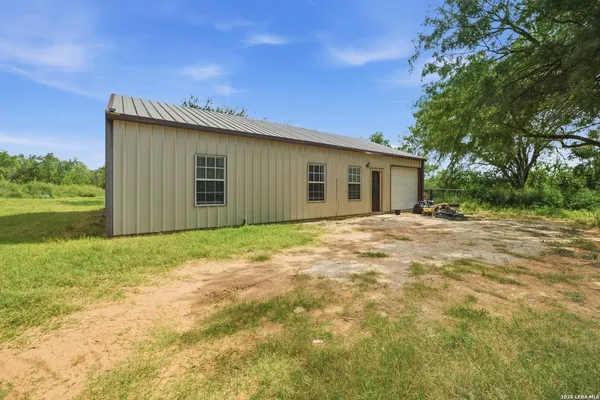 $260,000 | 909 County Road 669, Devine, TX 78016