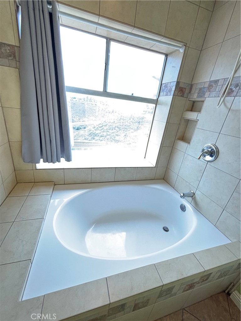 17092 Whispering Brook Way Riverside, CA 92503 - Photo 31 of 74 a bathroom with a tub