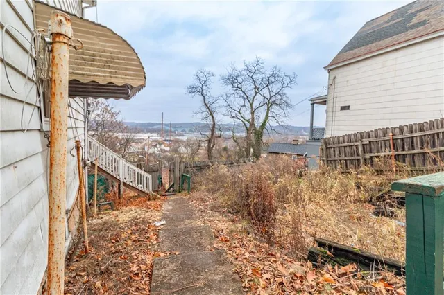 a view of entryway with outdoor area