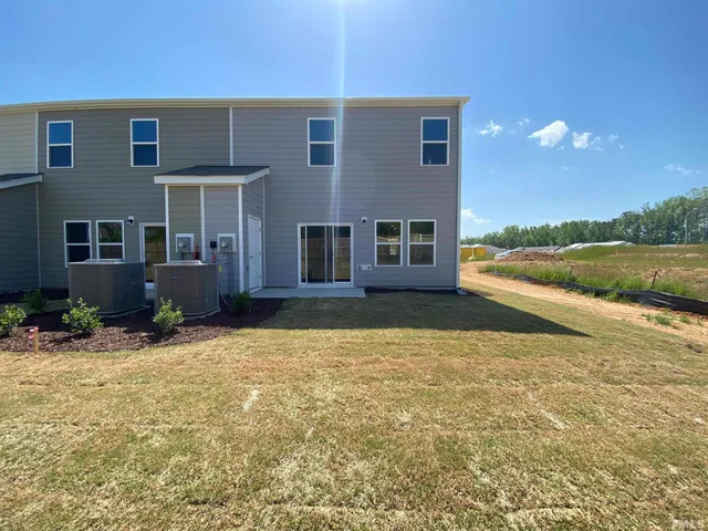 a view of an house with backyard and pool
