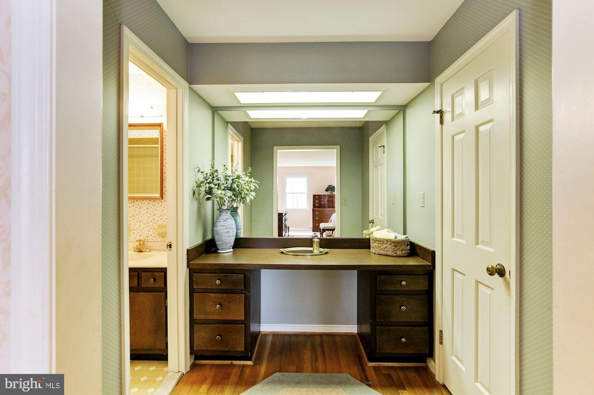 17901 Barnesville Road Barnesville, MD 20838 - Photo 28 of 42 Owner's Dressing Area