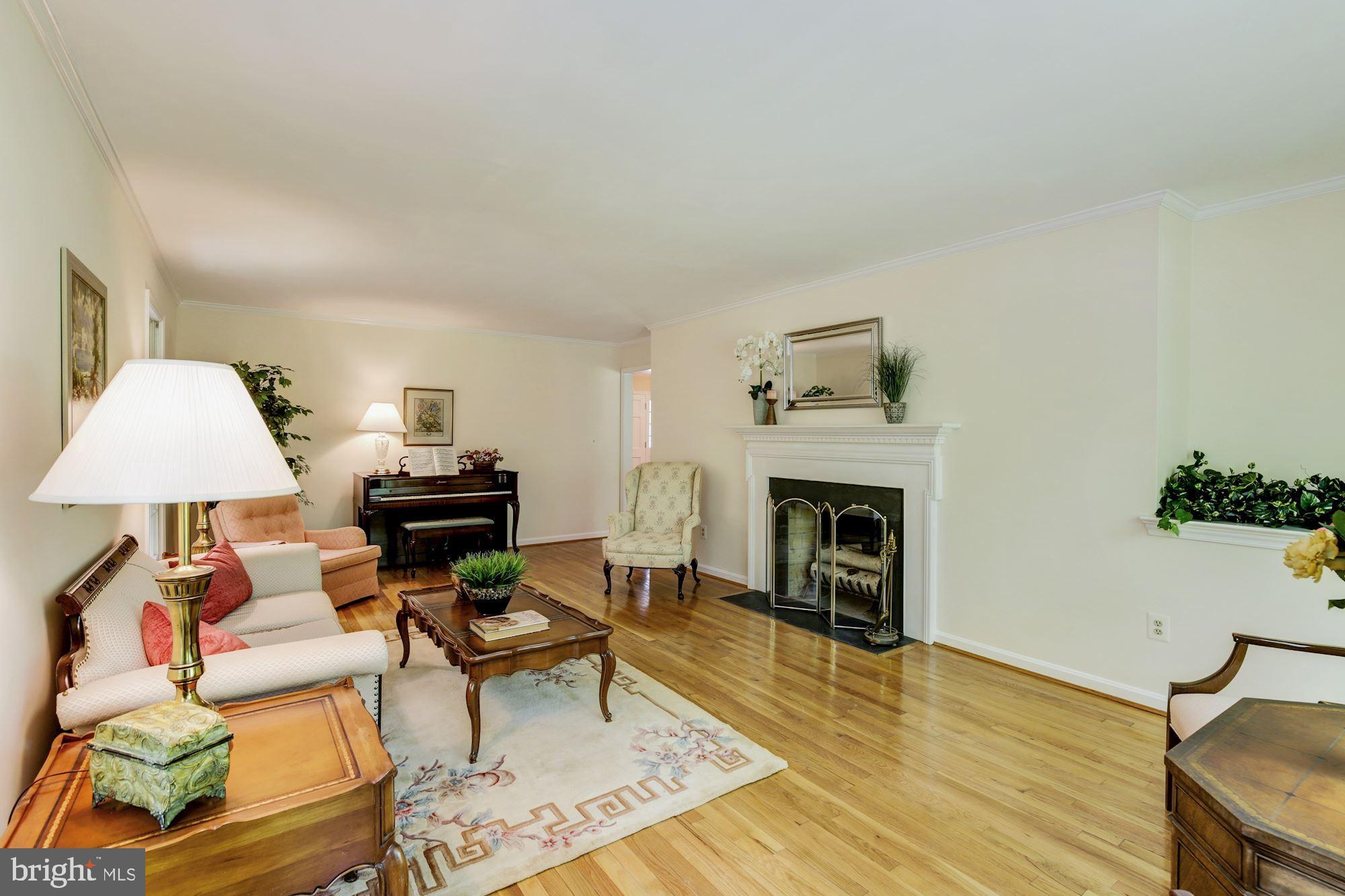 17901 Barnesville Road Barnesville, MD 20838 - Photo 6 of 42 Living Room